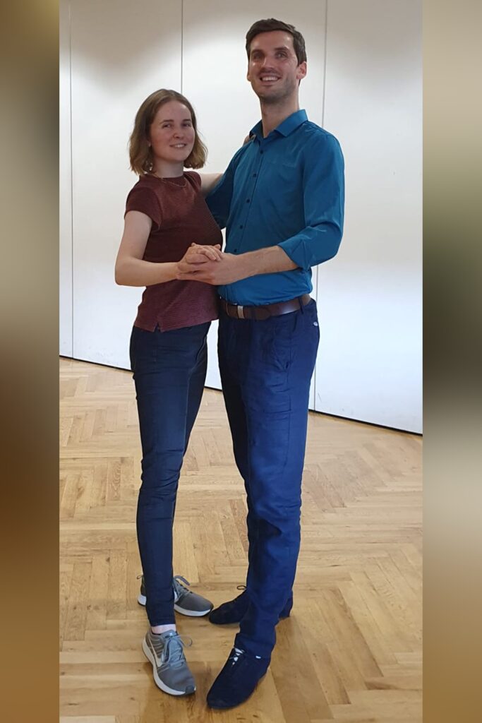 Ein Tanzpaar in Tanzhaltung im Kursraum